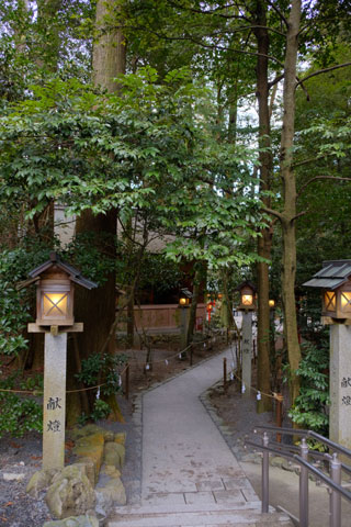 本殿から椿岸神社へ