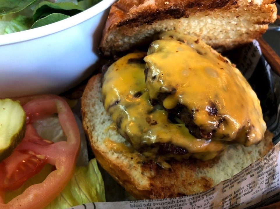 US出張メンバーが現地で撮影した美味しそうなハンバーガー