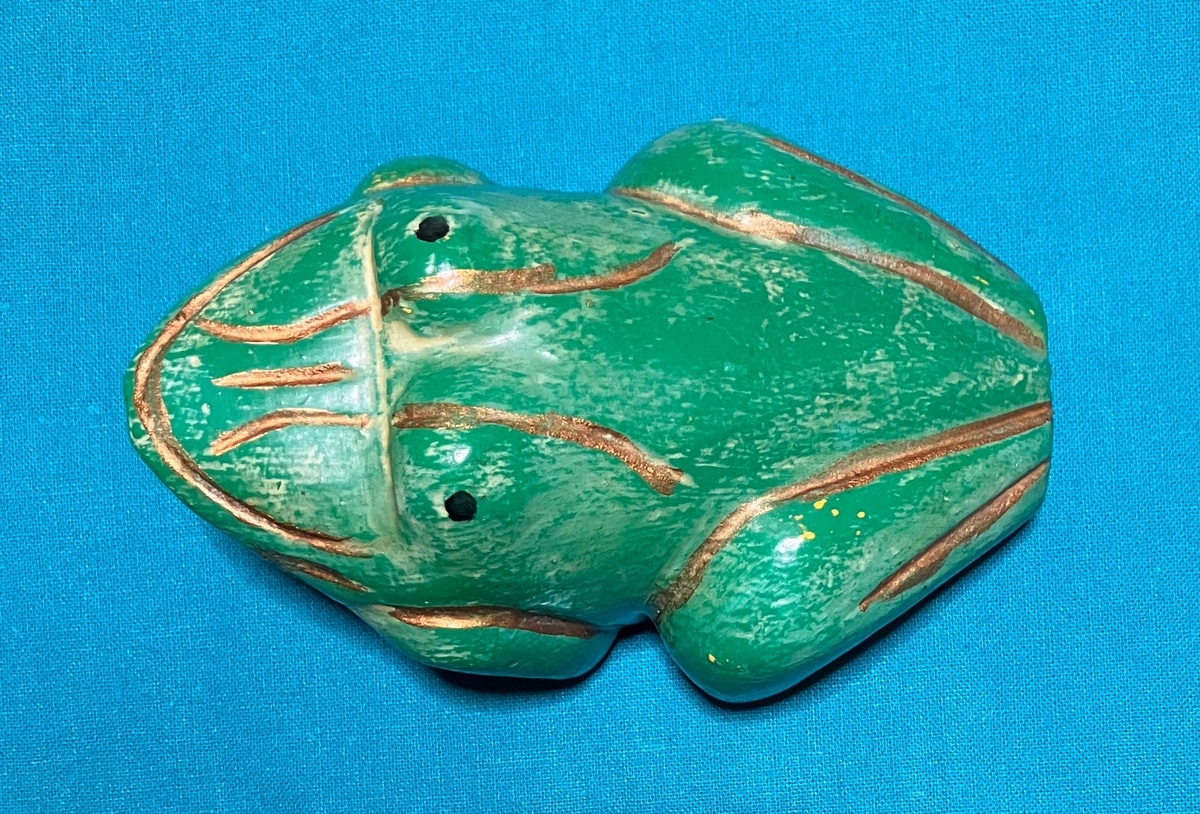 カエルオブジェ taken with iPhoneSE3.