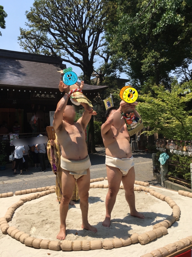 お相撲さんに抱えられて大泣き