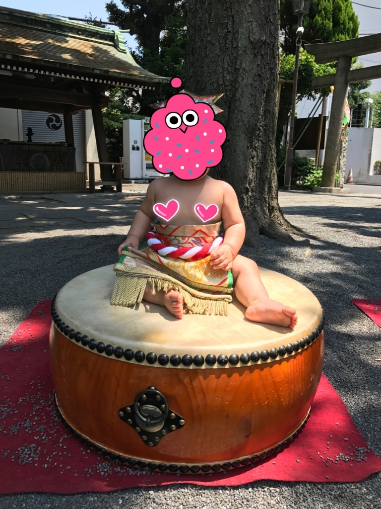太鼓の上で大粒の涙を流すベビ丸