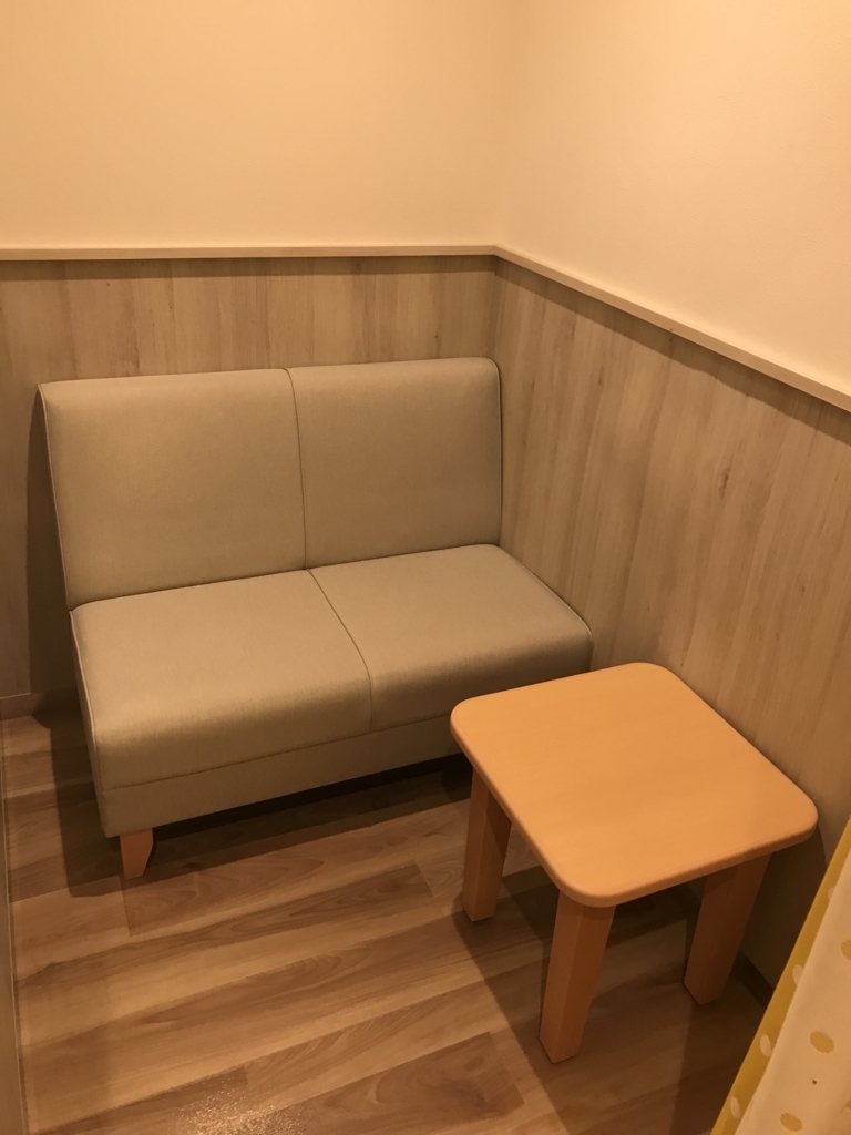 ソファと机があります