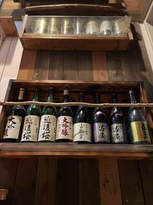 飾り棚：日本酒。