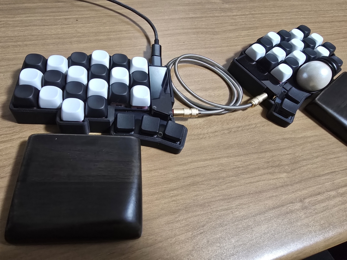 Keyball44とパームレストの画像