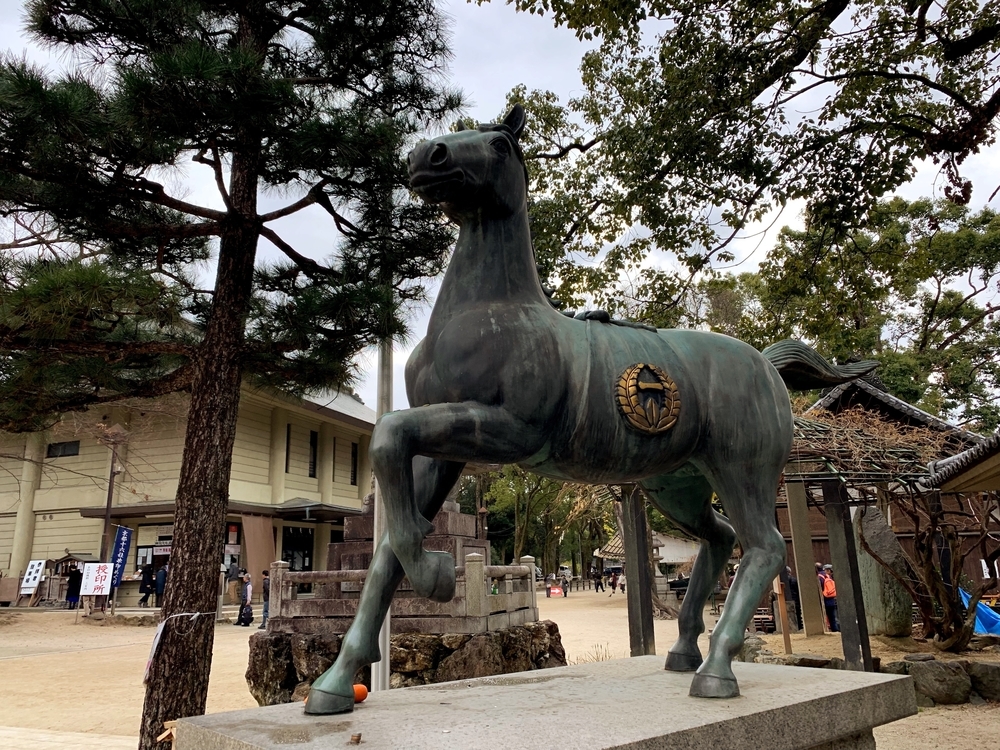 将軍、馬の銅像