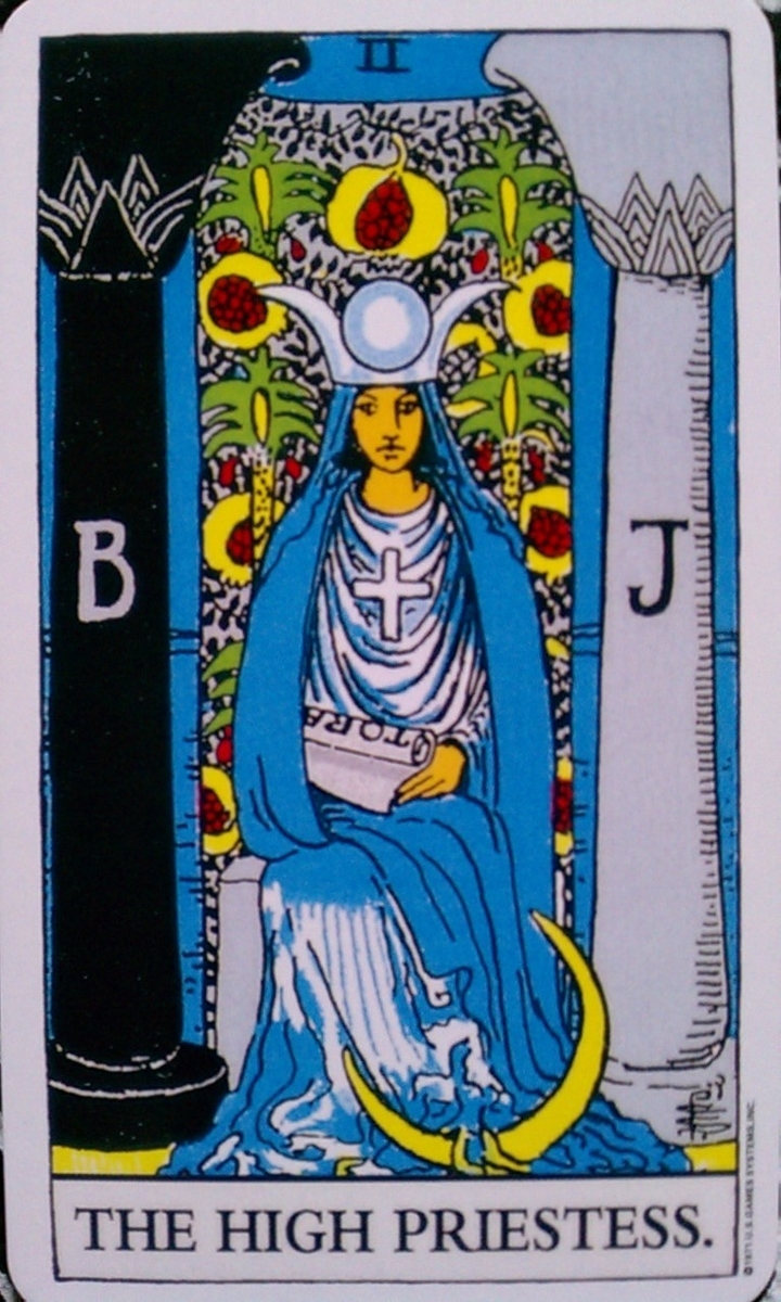 タロットカード 2番 女教皇 の意味 ゲーム好きのタロット占い
