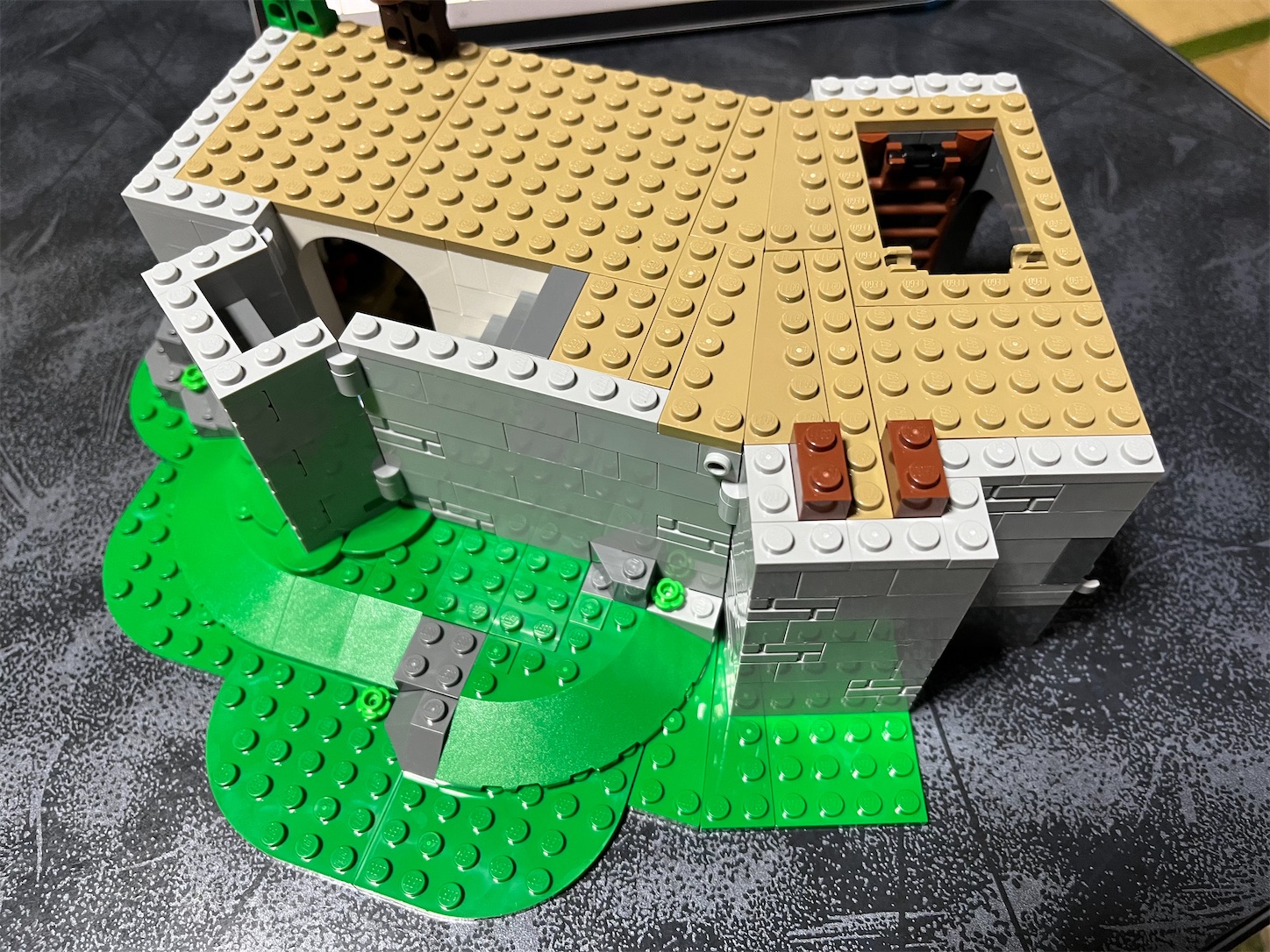 LEGO 10305 ライオン騎士の城 完成後の全体の印象と 全26袋中1