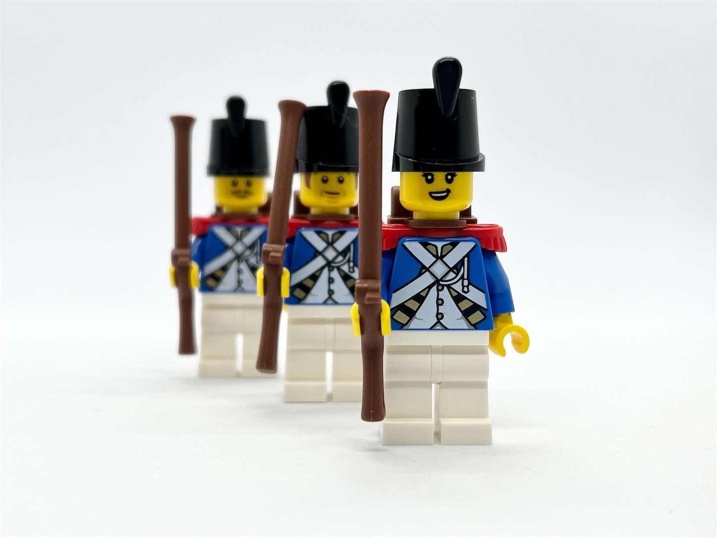 レゴ(LEGO) エルドラド要塞 #10320 ④最後に ミニフィグの紹介 と 絵本