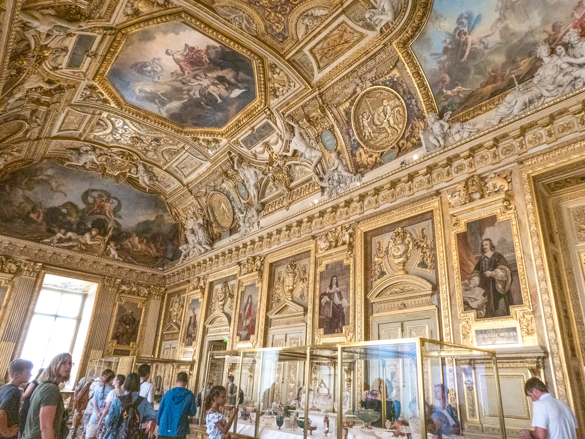 ルーブル美術館アポロンの間 旅行時の写真と被害品をじっくり見比べて