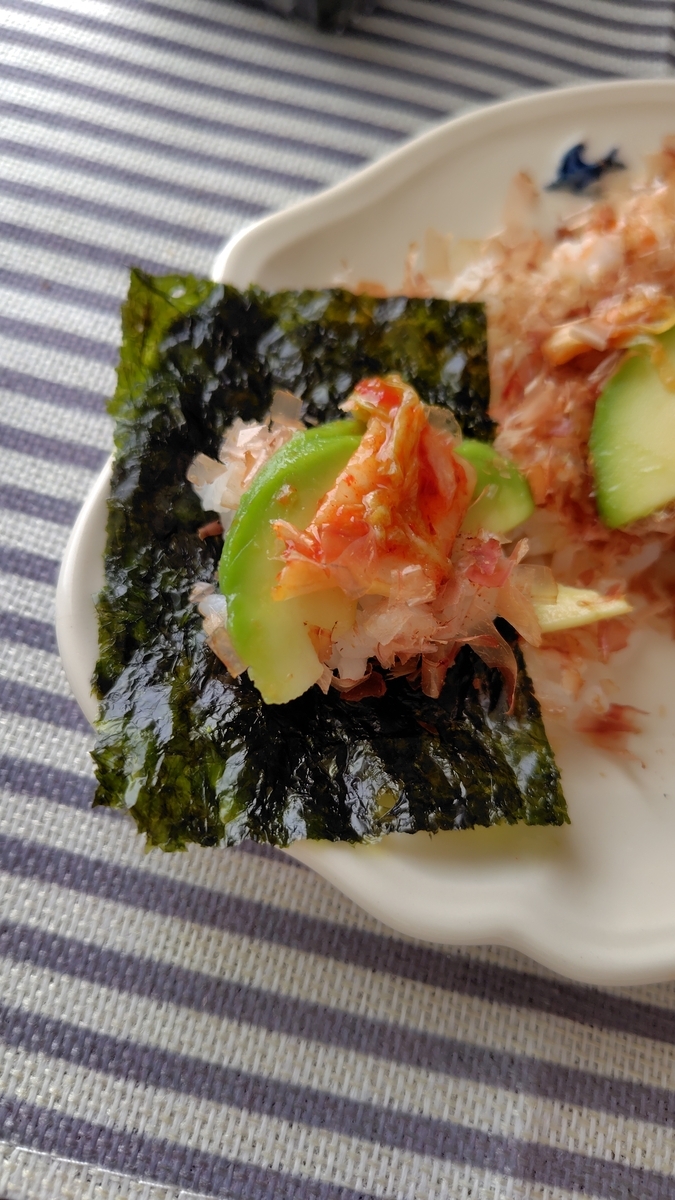 韓国のりの上にご飯、アボカド、キムチを少しだけ乗せました。お箸で巻いてひと口で食べます。