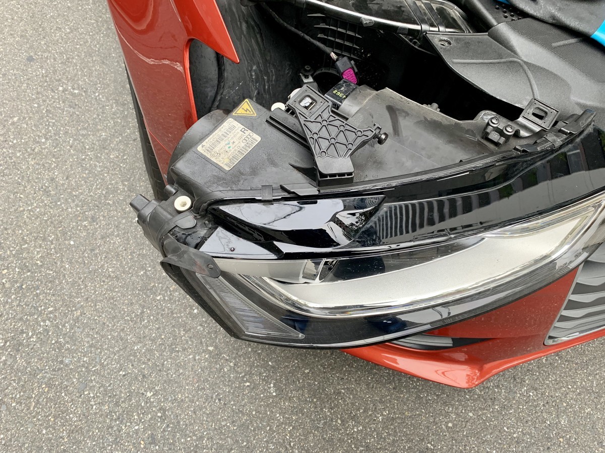車のヘッドライトバルブを自分で交換する ドイツ語教員が教えながら学ぶ日々 車のヘッドライトバルブを自分で交換する ドイツ語教員が教えながら学ぶ日々