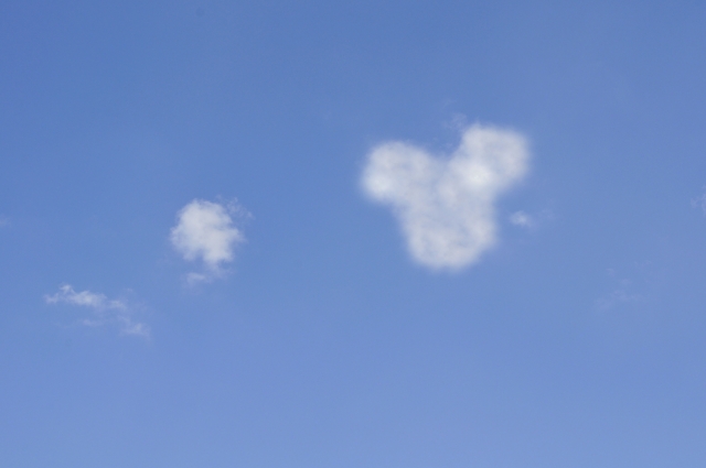 f:id:dpartami:20180310183608j:plain ディズ二―のミッキーマウスに似てる雲