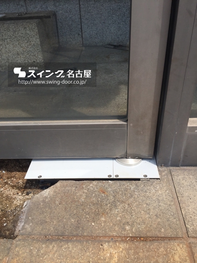 フロアヒンジ交換中 フロアヒンジ交換中