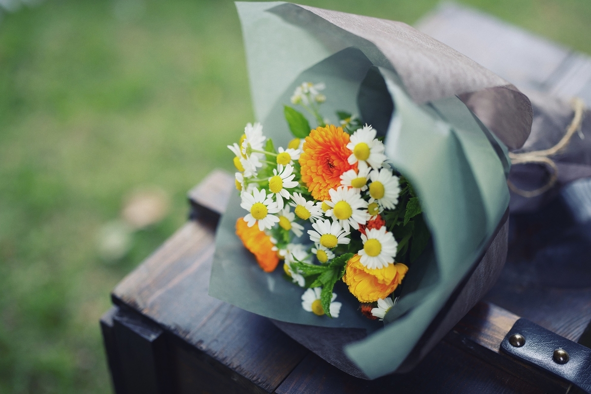 春のハーブを使った花束