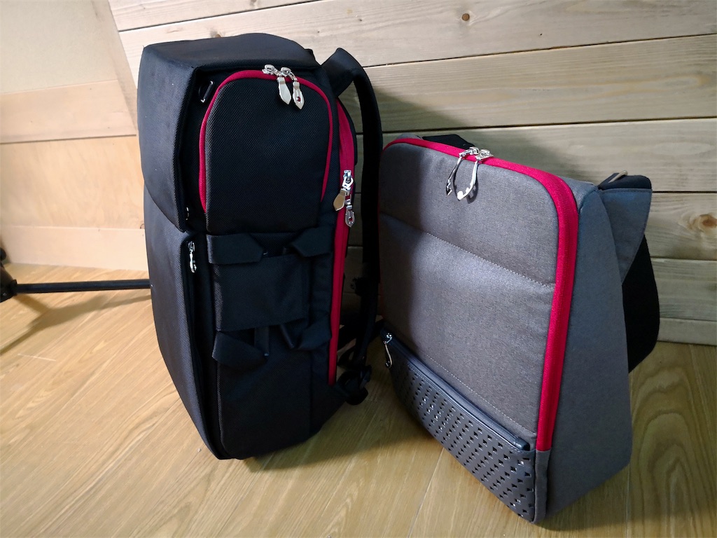 ウルトラマンコラボモデルのかわるビジネスリュックとひらくPCバッグミニ