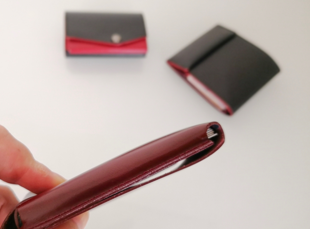 財布の効率化を求めアブラサス薄い財布と小さい財布に薄いカードケース