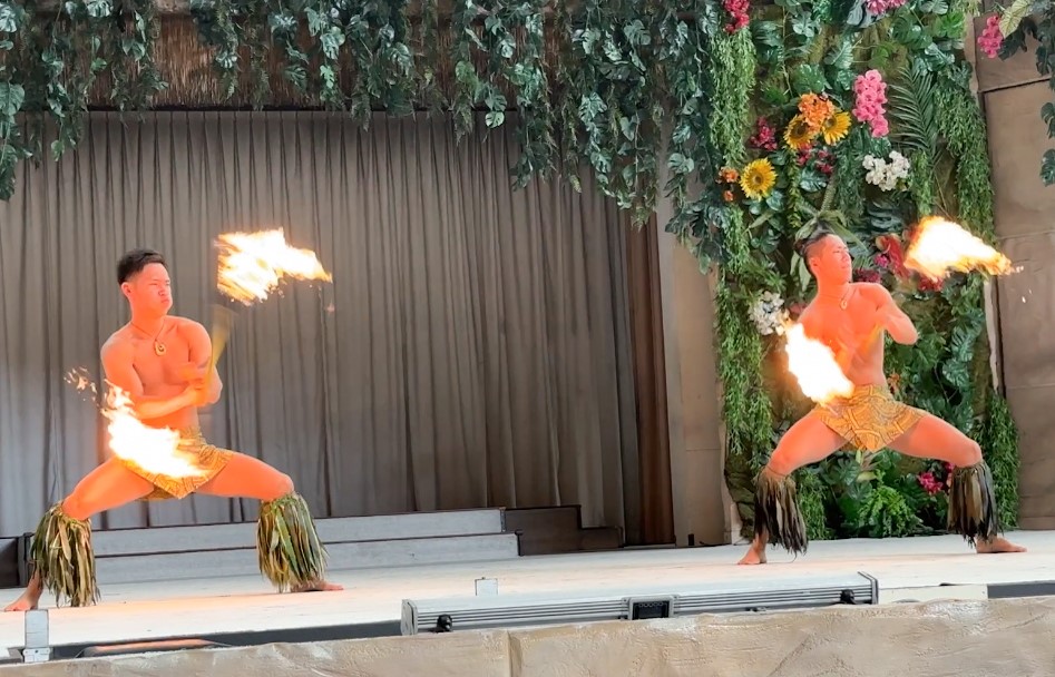 シバオラメンバーによるファイヤーナイフダンス　ハワイアンズ