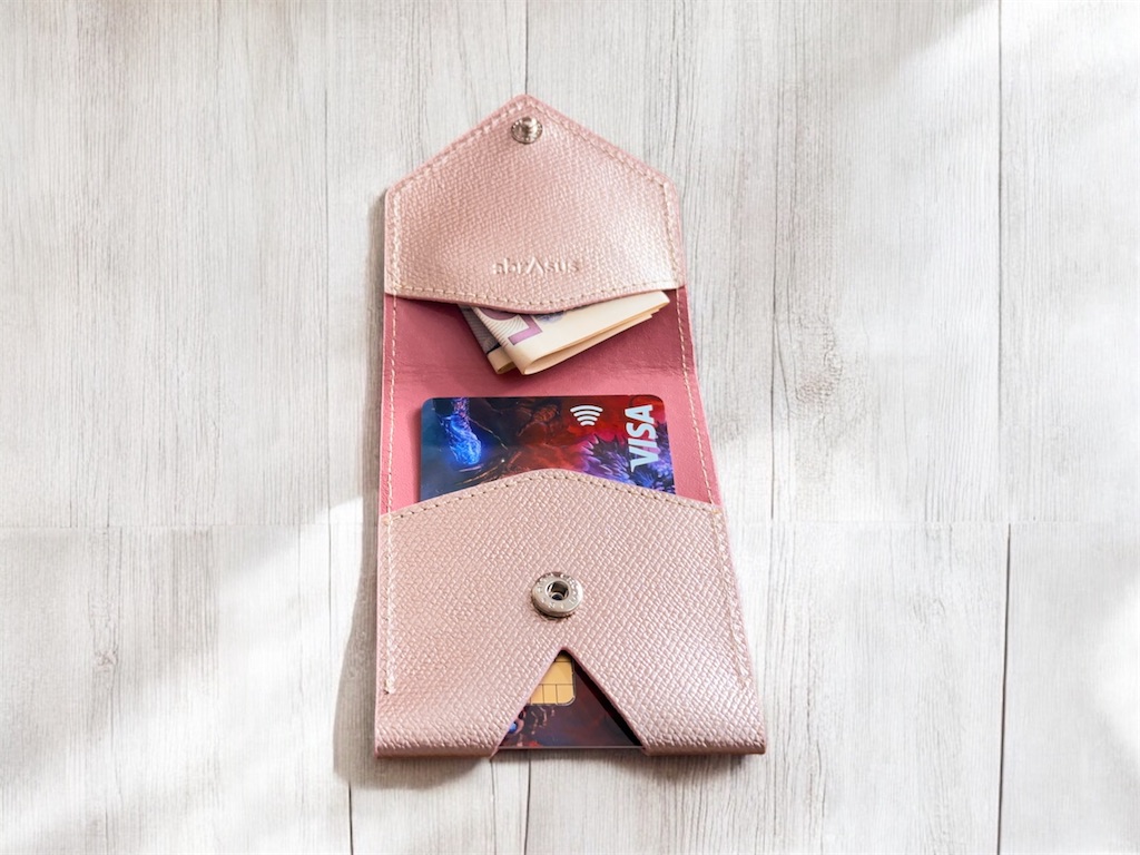 お札も入れられるシンプルなカードケース