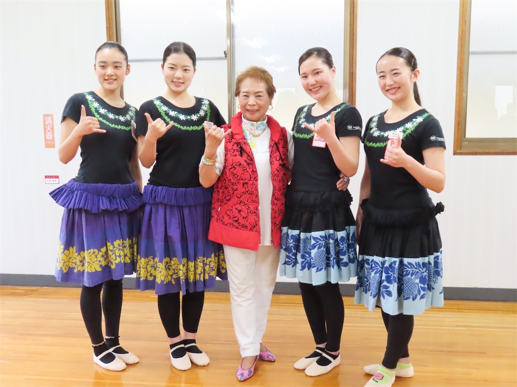 カレイナニ早川先生と新人フラガール