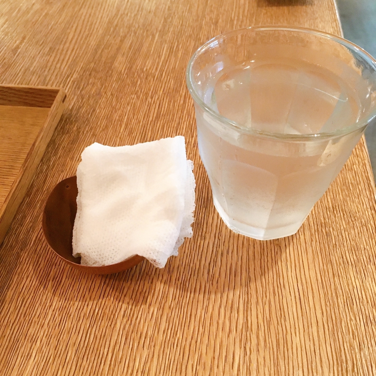 水と展開後のおしぼり