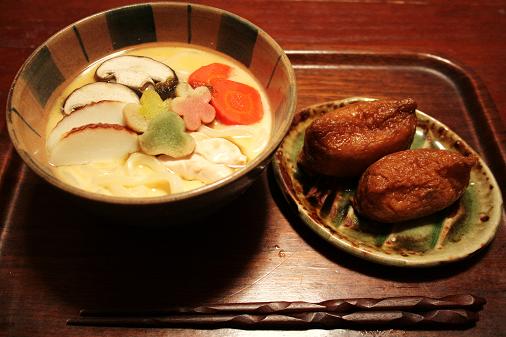 初ものがたり 宮部みゆき 稲荷寿司屋台の稲荷寿司と小田巻き蒸し おいしい本棚