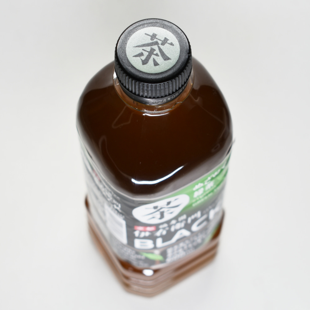 伊右衛門 BKACK,ペットボトルキャップ,ペットボトル上部