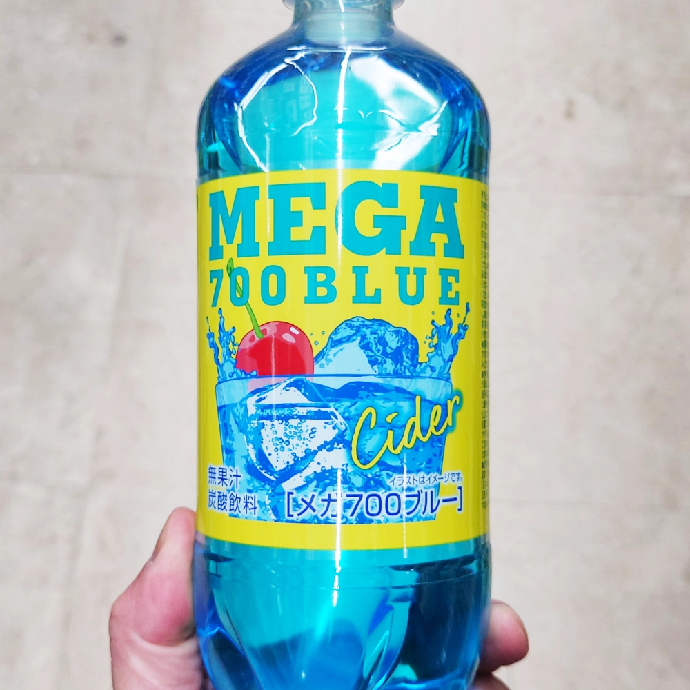 700ml大容量炭酸「チェリ メガ700オブルーサイダー」って結局何味？実