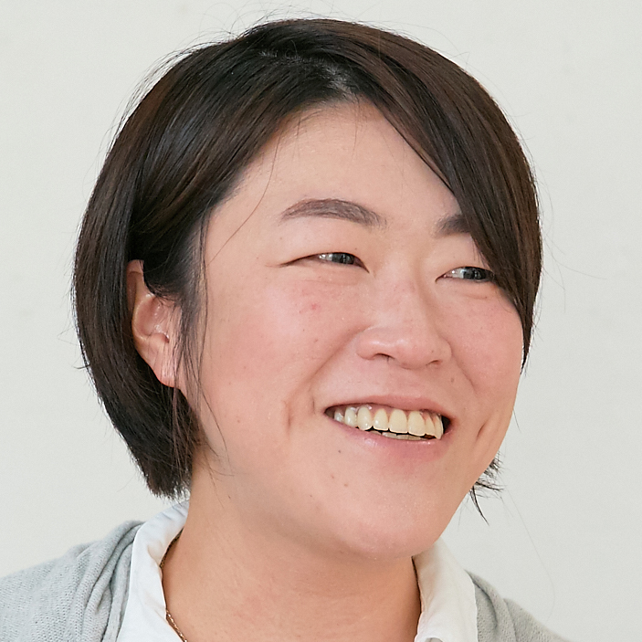 すっかり春の陽気の中現れた、さわやかすぎる夫婦と何とも渋いシトロエン。