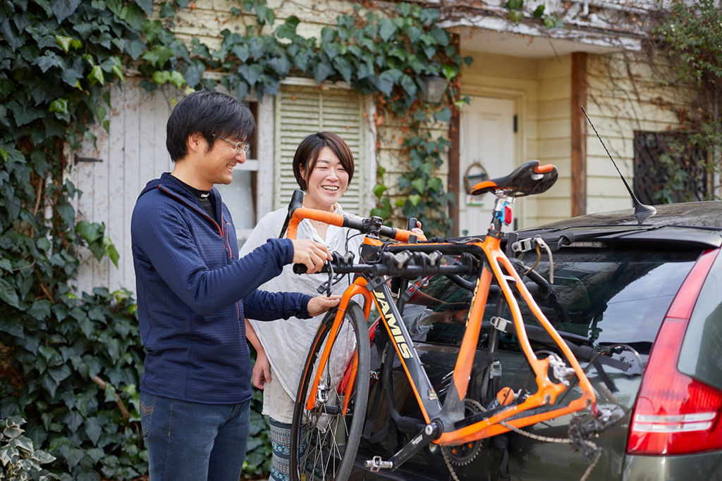 すっかり春の陽気の中現れた、さわやかすぎる夫婦と何とも渋いシトロエン。