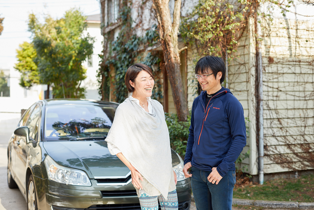 すっかり春の陽気の中現れた、さわやかすぎる夫婦と何とも渋いシトロエン。
