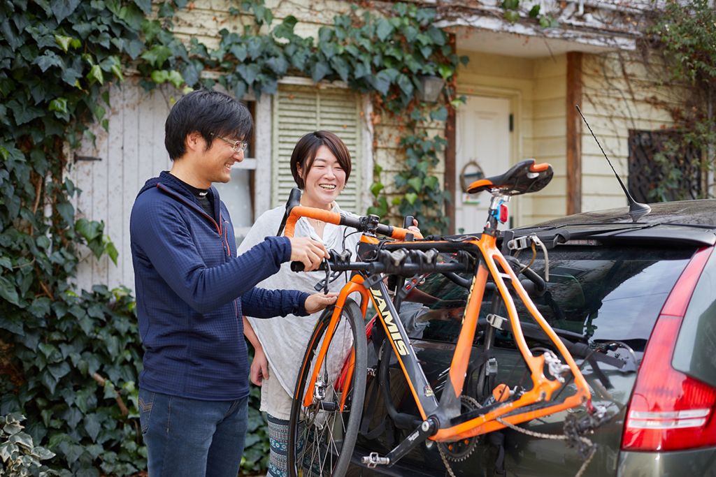 自転車の取り付け方を説明してくれる旦那さん。