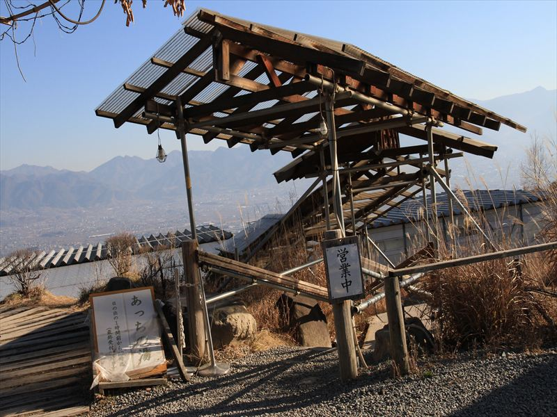 頓挫した建設、放置された温泉を活用