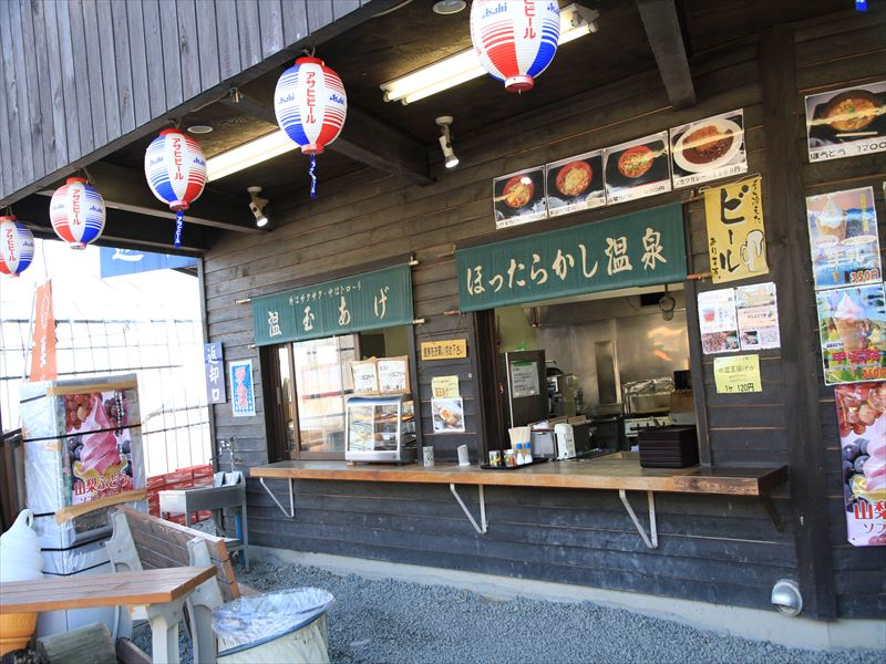 休憩所や売店はすべてスタッフの手作り
