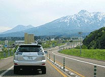 妙高の山並みとハリアー