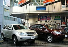 ハリアーハイブリッド、ハリアー　都内スタンドで給油