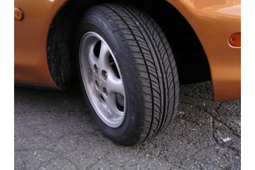 スポーティなパターンのファルケンタイヤ。製造年月は意外に新しかったが…