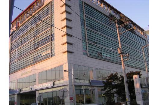 韓国の輸入車中古車屋が大集合した「中古車のデパート」はこのビルの地下駐車場にあった！