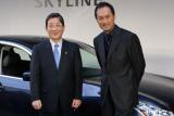 日産 新型 スカイライン セダンのCMキャラクターの俳優『渡辺 謙』サン(右)と日産・志賀COO(左)