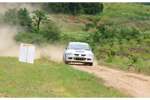 「みんな転んだと言ってます!」 なぬ〜?