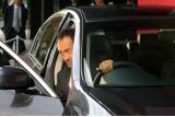 運転席に乗る、渡辺謙さん