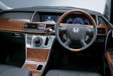 プレステージはミニバンらしからぬ大型センターコンソールを装備