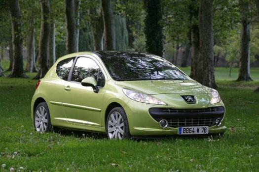 2007年春に日本上陸予定のプジョー207のターボモデル