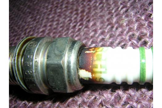 無残にも割れてしまい火を噴いていなかったスパークプラグ