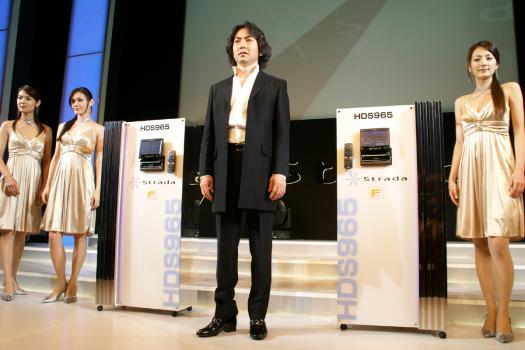 テノール歌手「秋川 雅史」とパナソニック カーナビステーション『ストラーダ　Ｆクラス』