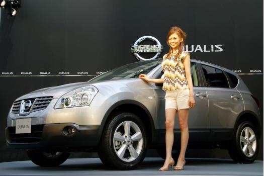 日産デュアリスと、新車発表会のゲストに現れた「押切 もえ」