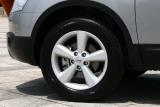 215/60R17 96Hのサマータイヤと17インチアルミホイールが標準装備(20G)