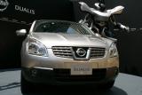 日産 デュアリスとCMキャラクター「パワード・スーツ デュアリス」