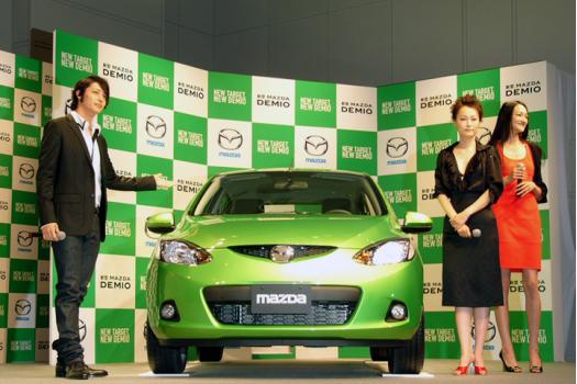 新型「マツダデミオ（欧州仕様）」のアンベールの様子（左から：玉木宏さん、菊地凛子さん、富永愛さん）