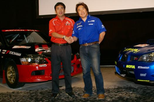 ラリージャパン2007開催記者発表の席に現れた、ラリードライバー「SUBARU TEAM ARAI」新井 敏弘選手(右)と「ADVAN-PIAA ラリーチーム」奴田原 文雄選手(左)