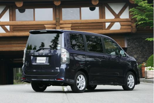 【新車速報！ トヨタ 新型 ヴォクシー】ヴォクシー「ZS」　リアビュー